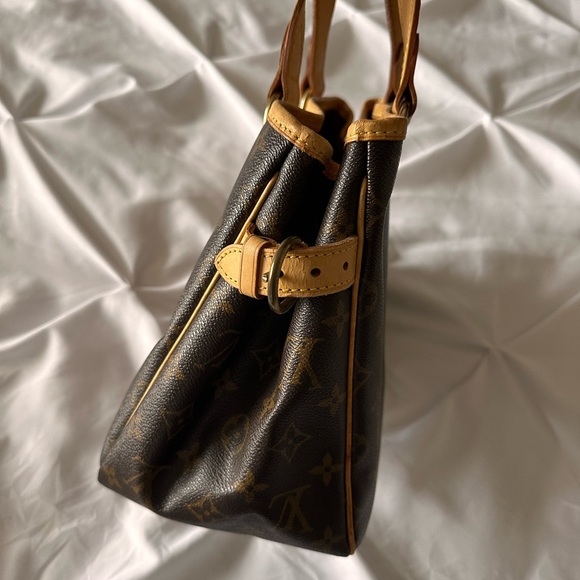 Louis Vuitton hand bag. - Picture 3 of 8